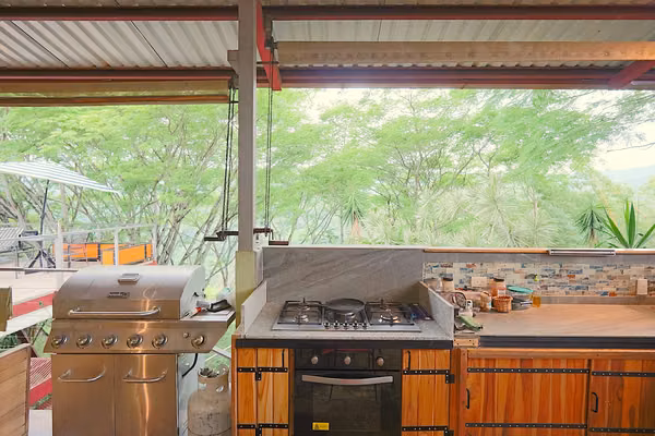 Espectacular Casa con Vistas al Cañón y Casa de Huéspedes en Ciudad Colón