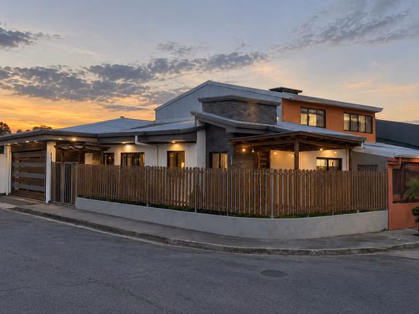 Modern house in San Pablo de Heredia, 124; mixed use + active Airbnb
