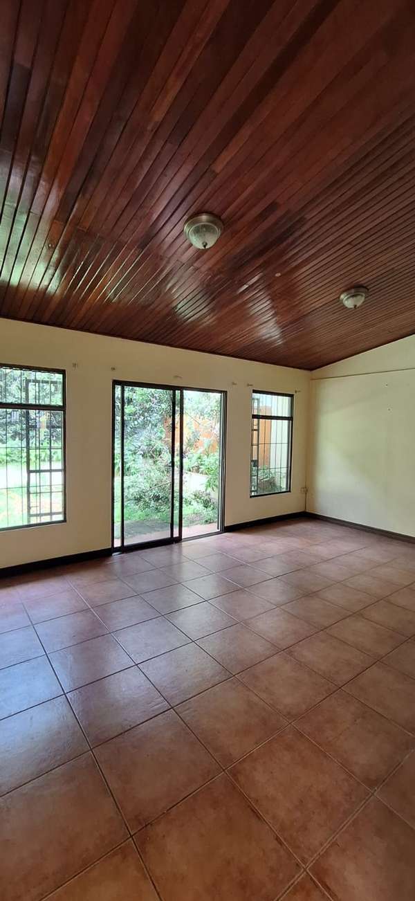 Se Alquila Casa de una planta en  con 3 Parqueos !!!