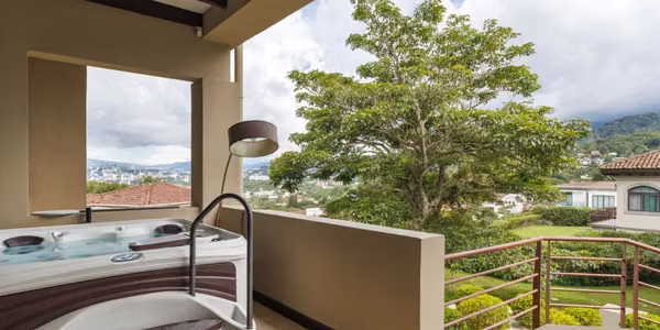 Lujosa Residencia Amueblada con Vistas Panorámicas en Cerro Real, Escazú