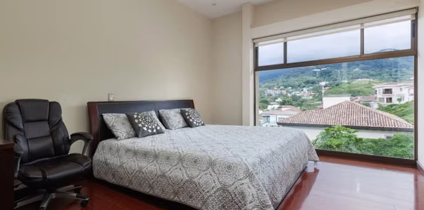 Lujosa Residencia Amueblada con Vistas Panorámicas en Cerro Real, Escazú