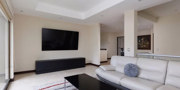 Lujosa Residencia Amueblada con Vistas Panorámicas en Cerro Real, Escazú
