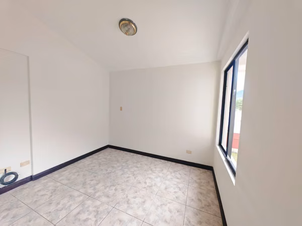 Se alquila casa en Sabana Oeste.