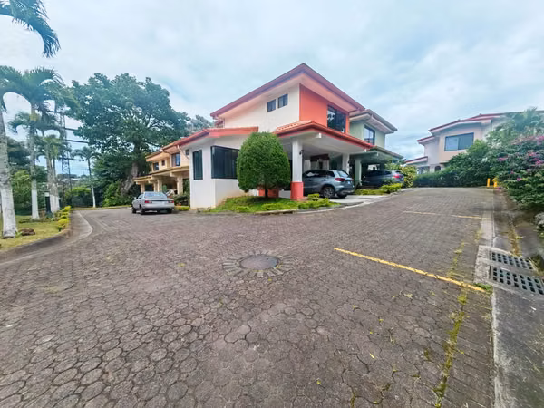 Se alquila casa en Sabana Oeste.