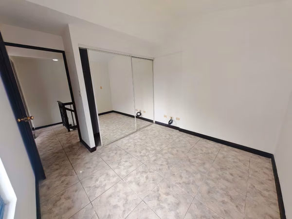 Se alquila casa en Sabana Oeste.