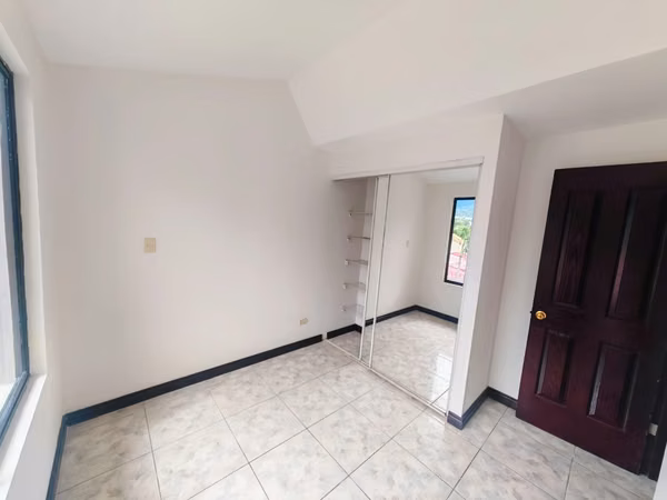 Se alquila casa en Sabana Oeste.