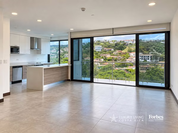 20748 - Luxury apartment with first class amenities and premium location