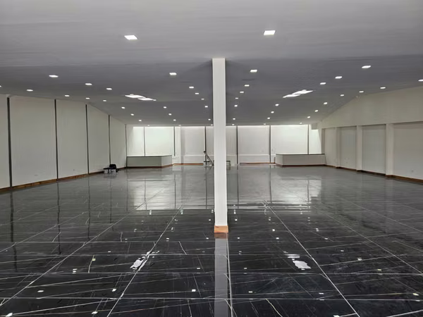 Double floor building, opposite the san pedro business center, with large parking, porcelain floor.