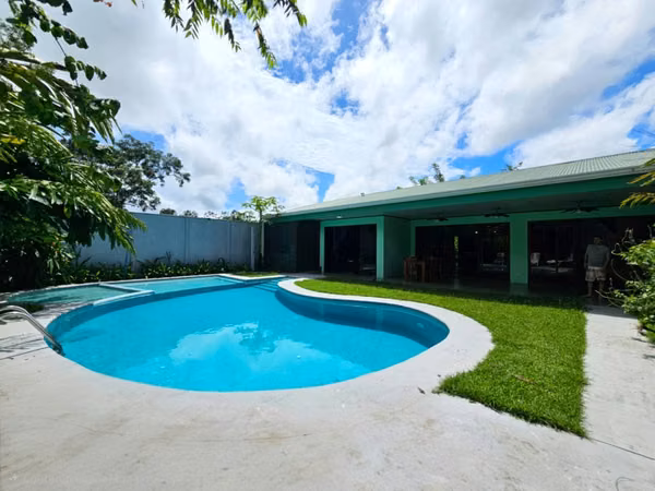 Complejo vacacional llave en mano con 2 casas, piscina y jacuzzi en La Fortuna