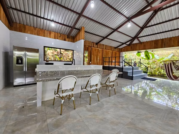 Complejo vacacional llave en mano con 2 casas, piscina y jacuzzi en La Fortuna