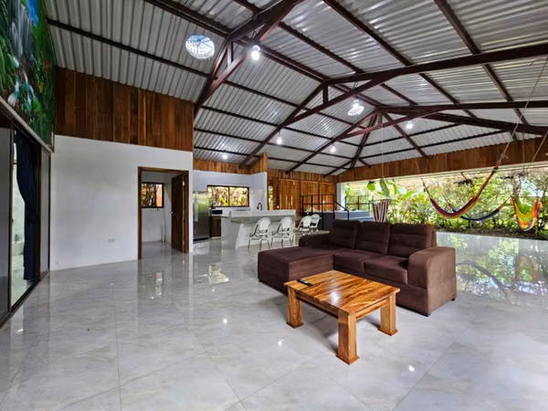 Complejo vacacional llave en mano con 2 casas, piscina y jacuzzi en La Fortuna