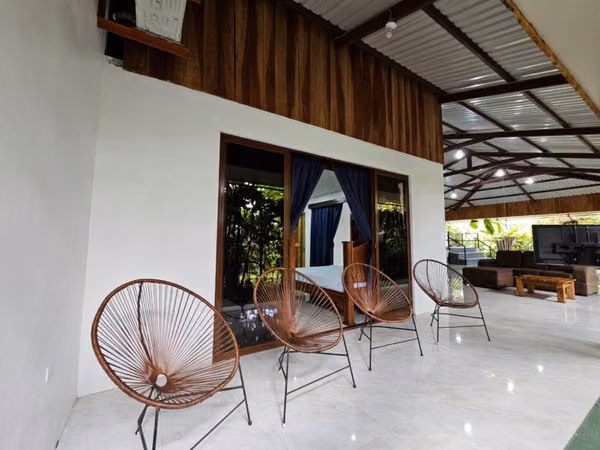 Complejo vacacional llave en mano con 2 casas, piscina y jacuzzi en La Fortuna