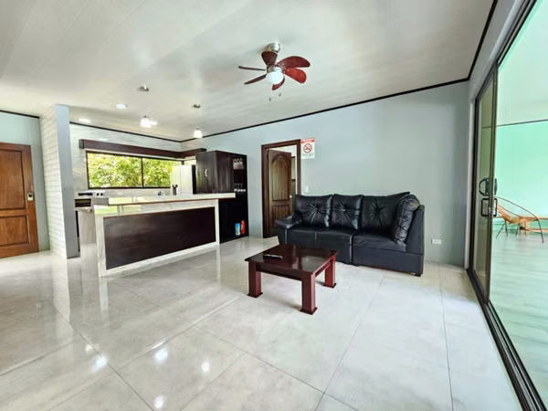 Complejo vacacional llave en mano con 2 casas, piscina y jacuzzi en La Fortuna