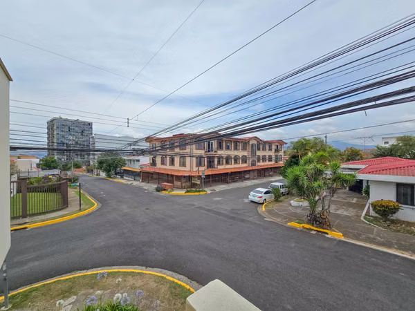 Casa Esquinera en Rohrmoser Nunciatura Ideal para Remodelar o Desarrollo de Apartamentos
