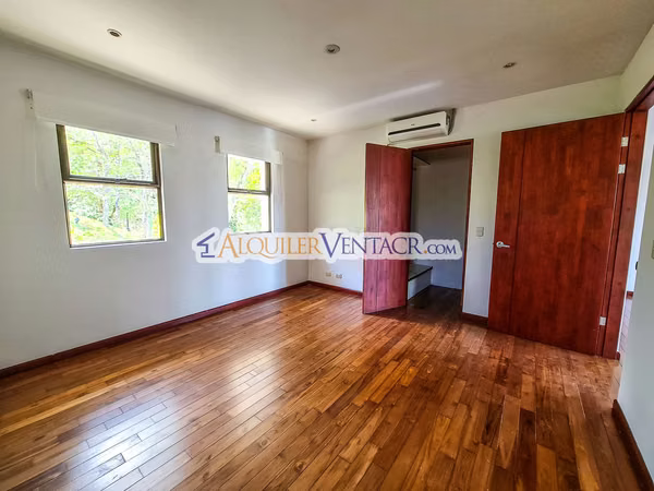 LUJOSA CASA CON 1.039 M2 DE LOTE Y VISTA EN BRASIL DE MORA SANTA ANA