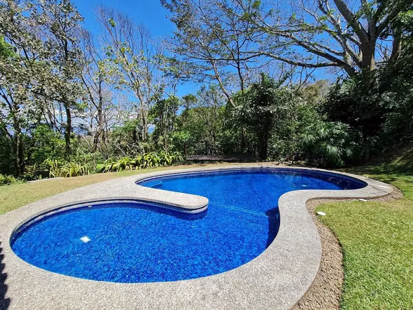LUJOSA CASA CON 1.039 M2 DE LOTE Y VISTA EN BRASIL DE MORA SANTA ANA