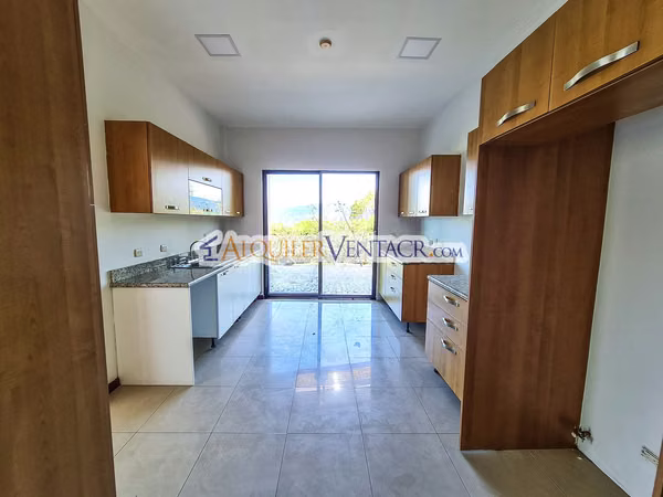 LUJOSA CASA CON 1.039 M2 DE LOTE Y VISTA EN BRASIL DE MORA SANTA ANA