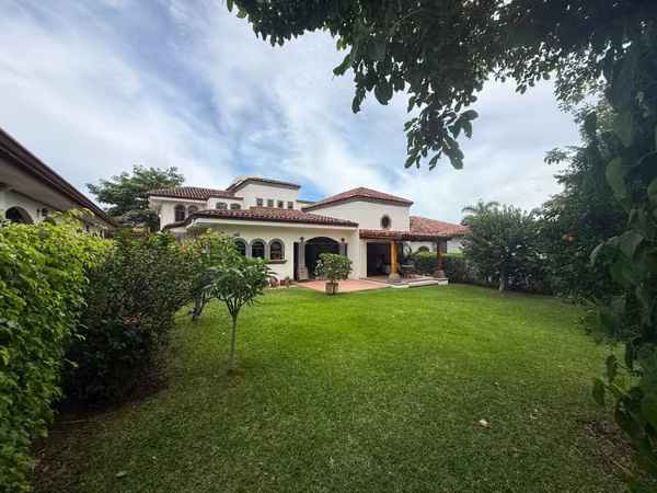 Casa en Venta en Santa Ana, Condominio, Hab principal 1era planta