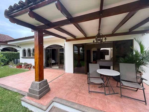 Casa en Venta en Santa Ana, Condominio, Hab principal 1era planta