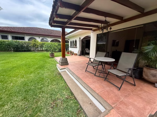 Casa en Venta en Santa Ana, Condominio, Hab principal 1era planta
