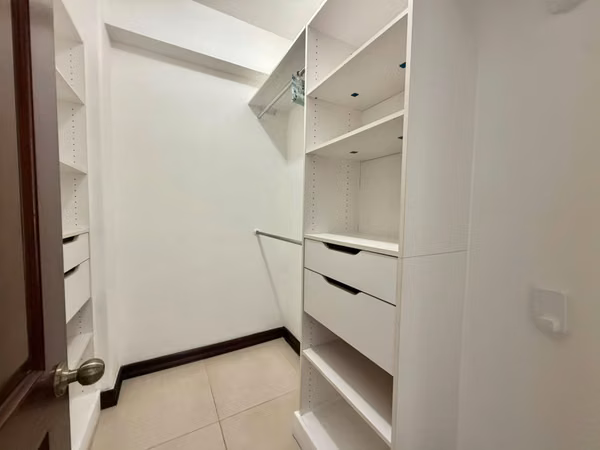 Se alquila apartamento en Escazú. Trejos Montealegre. Amueblado.