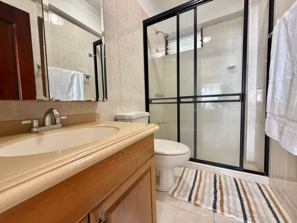Se alquila apartamento en Escazú. Trejos Montealegre. Amueblado.
