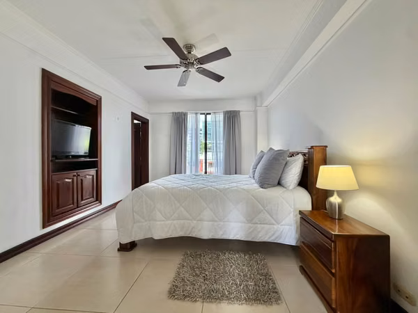 Se alquila apartamento en Escazú. Trejos Montealegre. Amueblado.