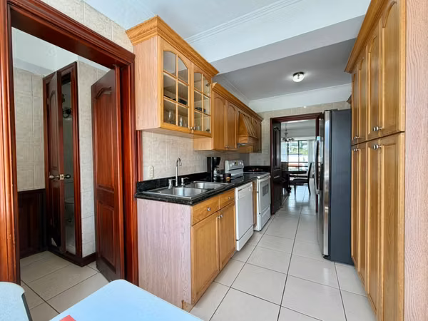 Se alquila apartamento en Escazú. Trejos Montealegre. Amueblado.