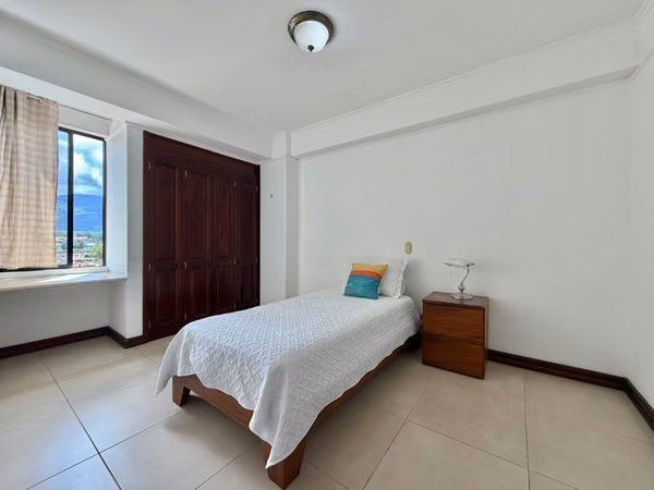 Se alquila apartamento en Escazú. Trejos Montealegre. Amueblado.