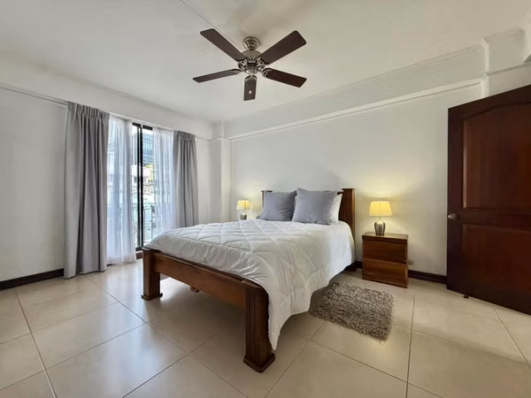 Se alquila apartamento en Escazú. Trejos Montealegre. Amueblado.
