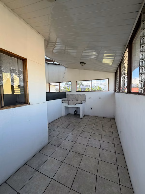 CASA CON APARTAMENTO INDEPENDIENTE – ALTO POTENCIAL DE RENTA PROPIEDA