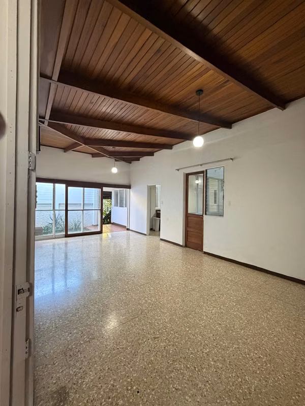 CASA CON APARTAMENTO INDEPENDIENTE – ALTO POTENCIAL DE RENTA PROPIEDA
