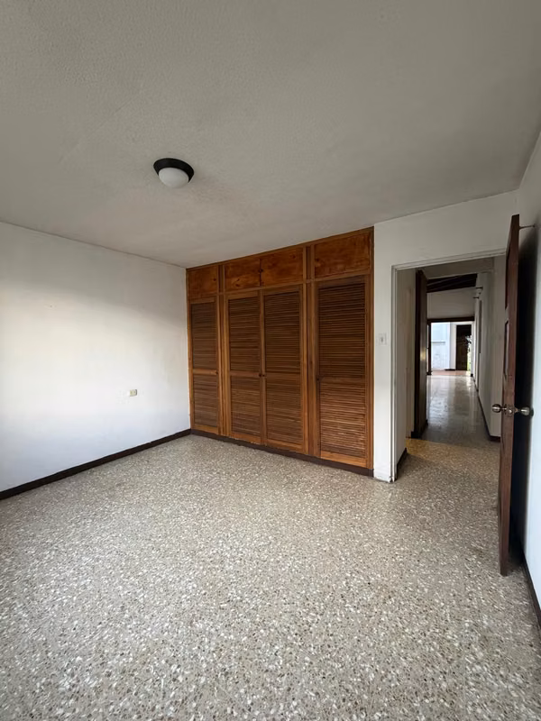 CASA CON APARTAMENTO INDEPENDIENTE – ALTO POTENCIAL DE RENTA PROPIEDA