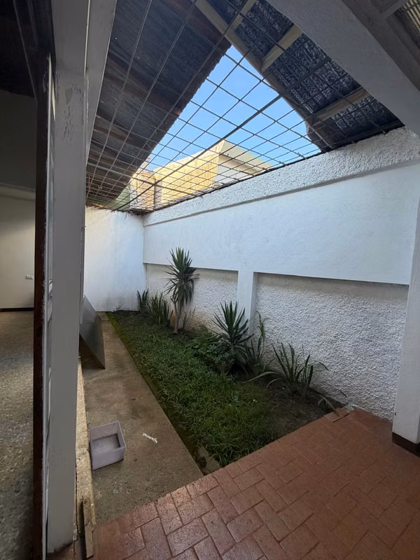 CASA CON APARTAMENTO INDEPENDIENTE – ALTO POTENCIAL DE RENTA PROPIEDA