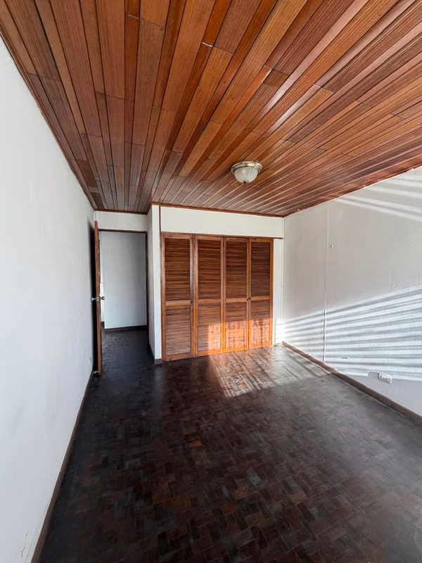 CASA CON APARTAMENTO INDEPENDIENTE – ALTO POTENCIAL DE RENTA PROPIEDA