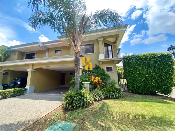 Alquiler de casa con línea blanca, terraza y jardín en Santa Ana