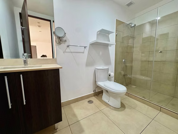 DISTRITO CUATRO ESCAZU-MODERNO APARTAMENTO  2 HAB/2BAÑOS / LINEA BLANCA
