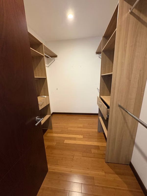 DISTRITO CUATRO ESCAZU-MODERNO APARTAMENTO  2 HAB/2BAÑOS / LINEA BLANCA