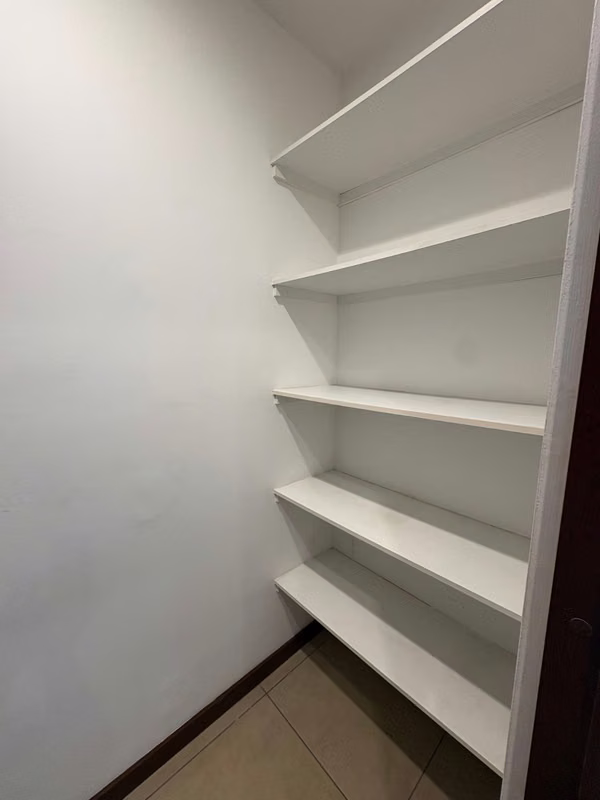 DISTRITO CUATRO ESCAZU-MODERNO APARTAMENTO  2 HAB/2BAÑOS / LINEA BLANCA