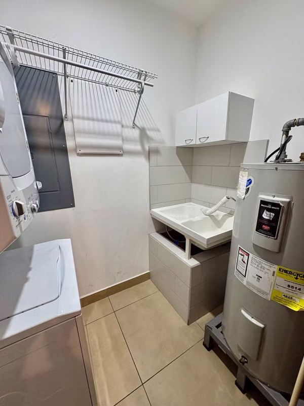 DISTRITO CUATRO ESCAZU-MODERNO APARTAMENTO  2 HAB/2BAÑOS / LINEA BLANCA