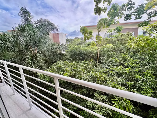 DISTRITO CUATRO ESCAZU-MODERNO APARTAMENTO  2 HAB/2BAÑOS / LINEA BLANCA