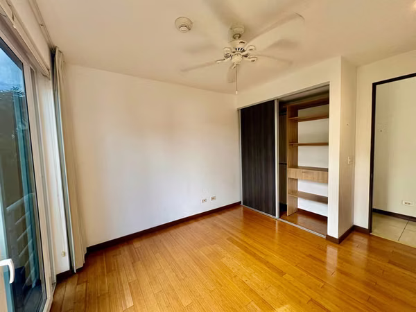 DISTRITO CUATRO ESCAZU-MODERNO APARTAMENTO  2 HAB/2BAÑOS / LINEA BLANCA
