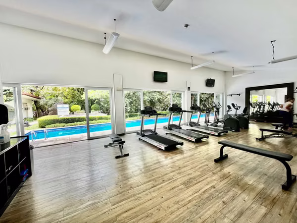 DISTRITO CUATRO ESCAZU-MODERNO APARTAMENTO  2 HAB/2BAÑOS / LINEA BLANCA
