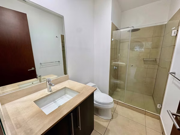 DISTRITO CUATRO ESCAZU-MODERNO APARTAMENTO  2 HAB/2BAÑOS / LINEA BLANCA
