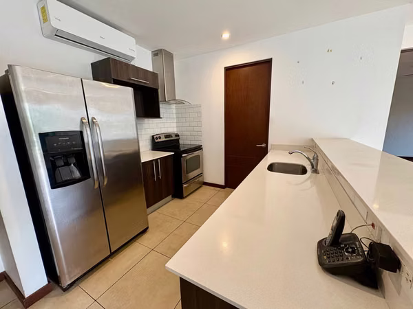 DISTRITO CUATRO ESCAZU-MODERNO APARTAMENTO  2 HAB/2BAÑOS / LINEA BLANCA