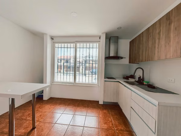 Alquiler de apartamento en La Uruca. Servicios incluidos.