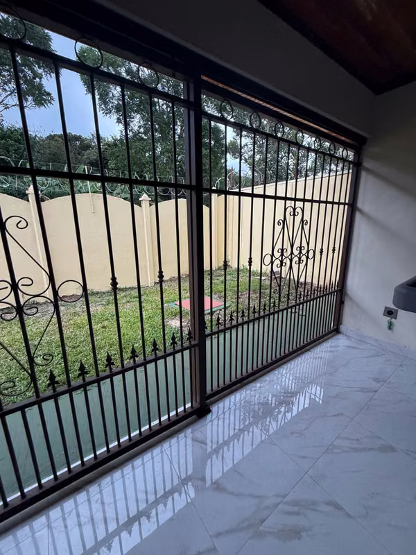 Cómoda Casa Nueva en zona centrica en Atenas
