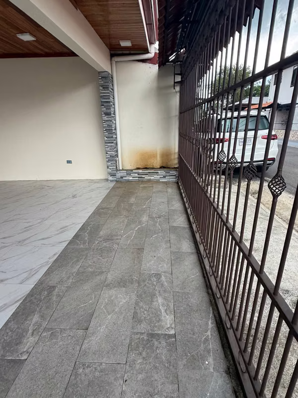 Cómoda Casa Nueva en zona centrica en Atenas