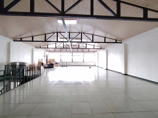 Ofibodega Belén- Fte calle- parqueo 720m2