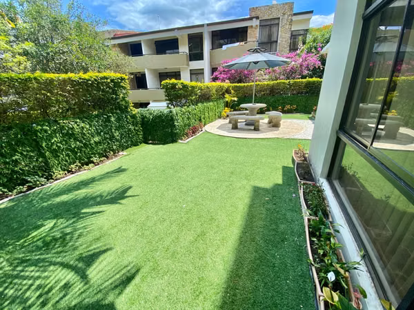 Venta de amplio apartamento con vistas, terraza y jardín en Santa Ana 